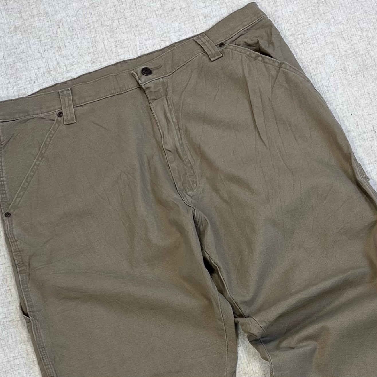 Thrifted – Jean Carpenter Oliva Claro Wrangler Talla 38x32 USA (CL 52–54) | Cintura 48 cm | Largo 109 cm | Talón 23 cm