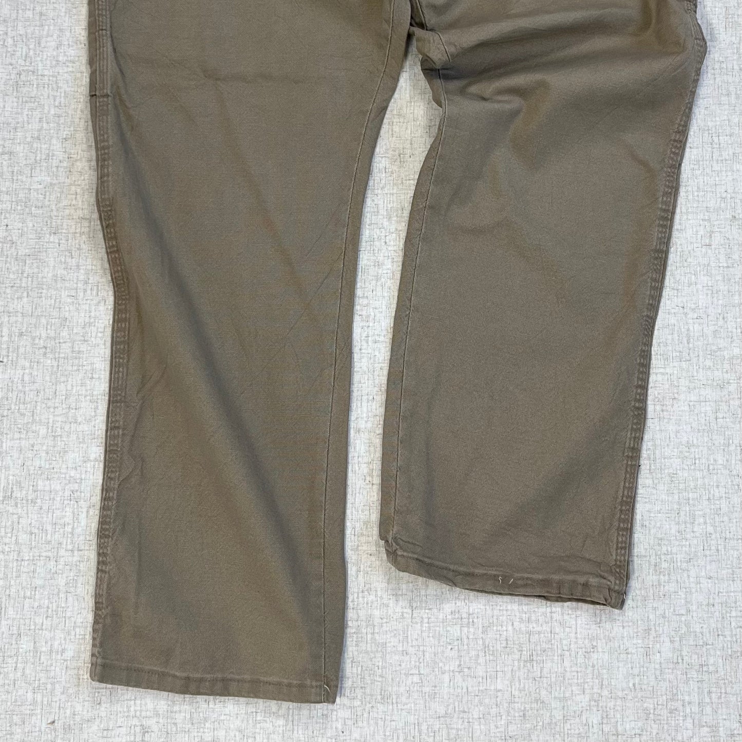 Thrifted – Jean Carpenter Oliva Claro Wrangler Talla 38x32 USA (CL 52–54) | Cintura 48 cm | Largo 109 cm | Talón 23 cm