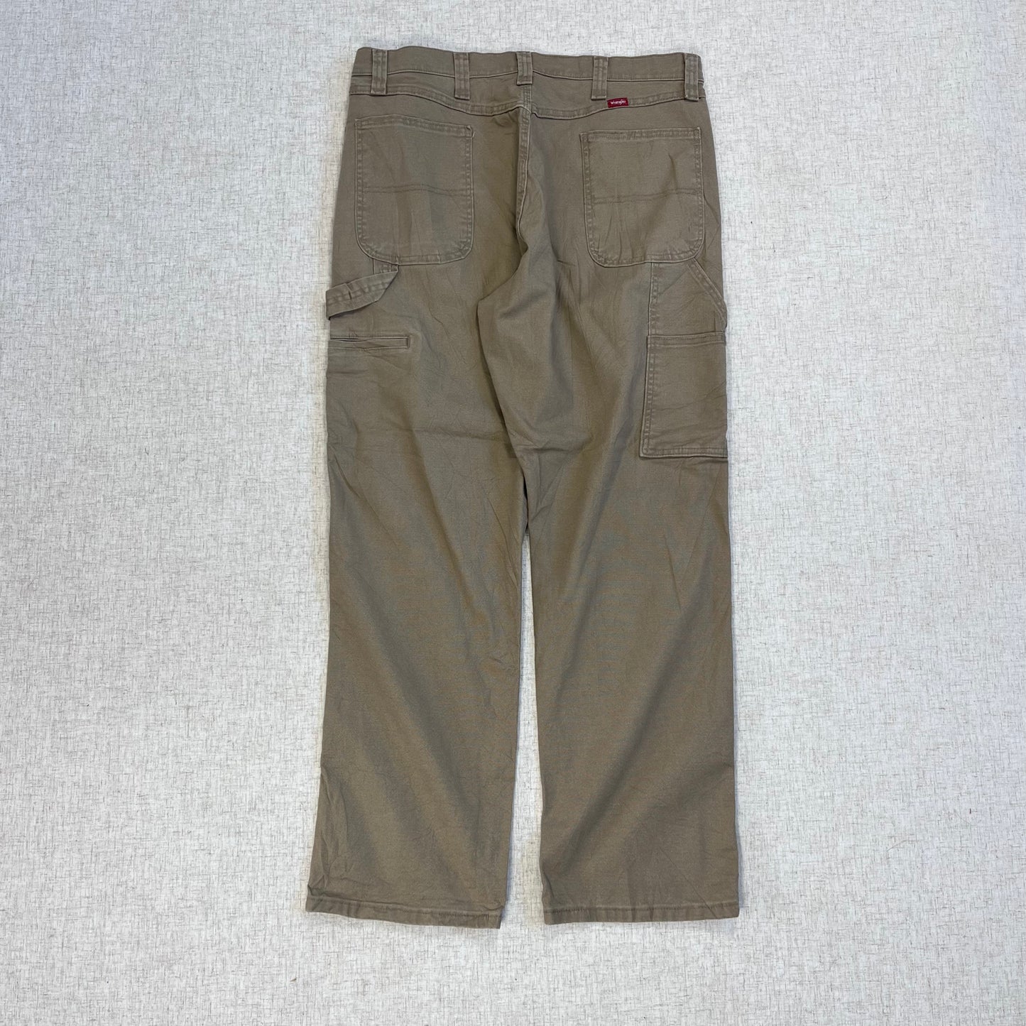 Thrifted – Jean Carpenter Oliva Claro Wrangler Talla 38x32 USA (CL 52–54) | Cintura 48 cm | Largo 109 cm | Talón 23 cm