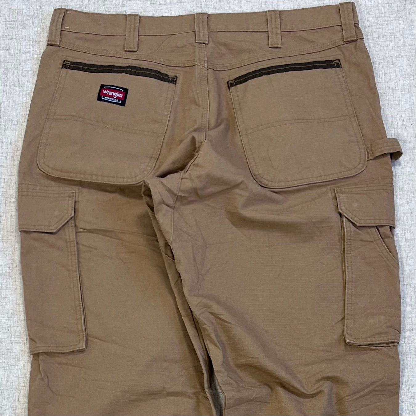 Thrifted – Jean Carpenter Café Claro Wrangler Talla 34x34 USA (CL 48) | Cintura 46 cm | Largo 114 cm | Talón 24 cm