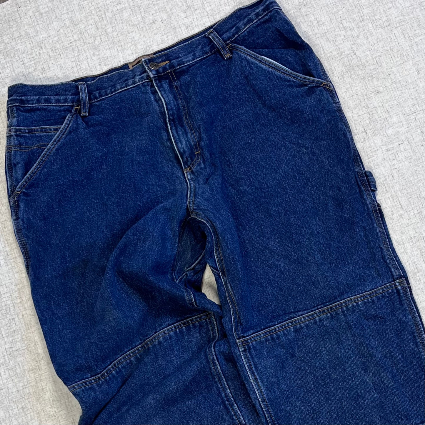 Thrifted – Jean Carpenter Azul Denim Northeast Talla 38x32 USA (CL 52–54) | Cintura 48 cm | Largo 108 cm | Talón 24 cm