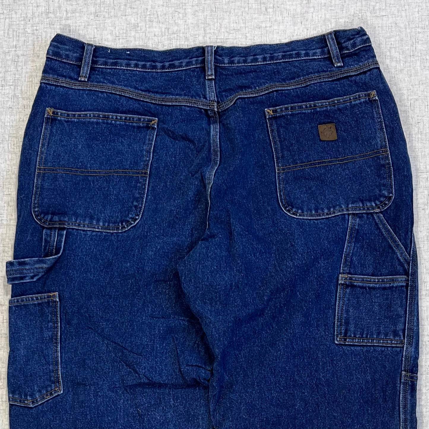 Thrifted – Jean Carpenter Azul Denim Northeast Talla 38x32 USA (CL 52–54) | Cintura 48 cm | Largo 108 cm | Talón 24 cm