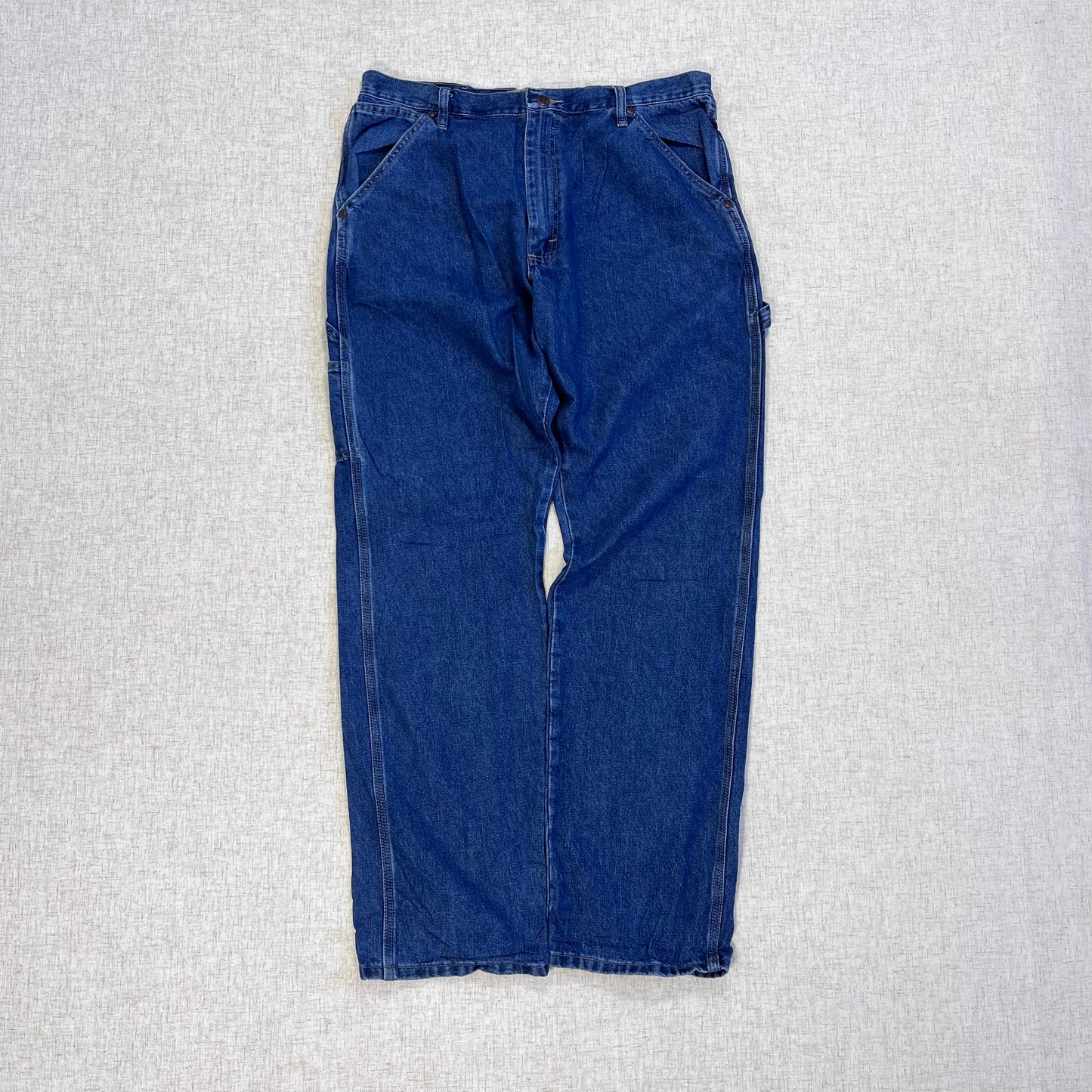 Thrifted – Jean Carpenter Denim Wrangler Talla 36x34 USA (CL 50–52) | Cintura 46 cm | Largo 114 cm | Talón 23 cm