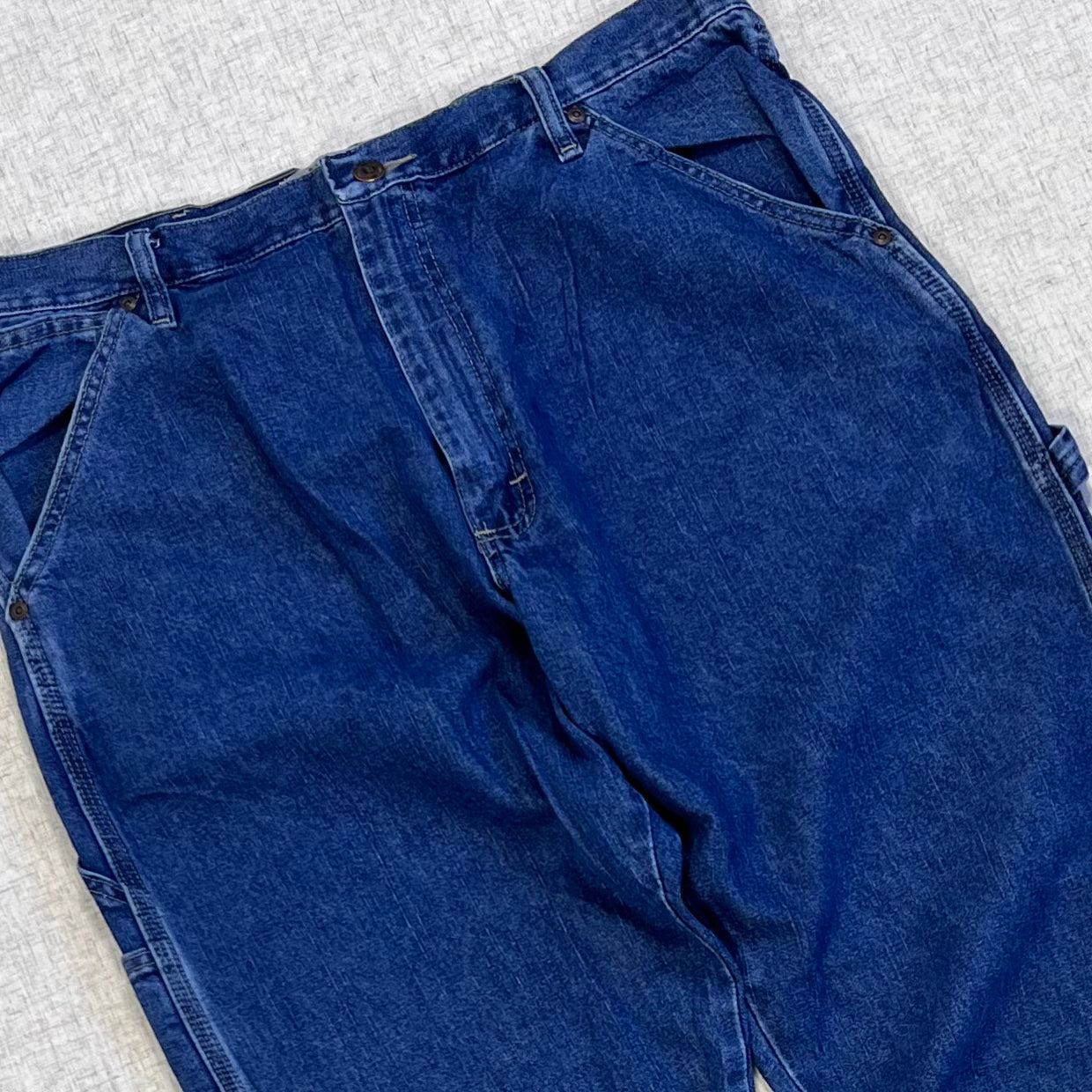 Thrifted – Jean Carpenter Denim Wrangler Talla 36x34 USA (CL 50–52) | Cintura 46 cm | Largo 114 cm | Talón 23 cm