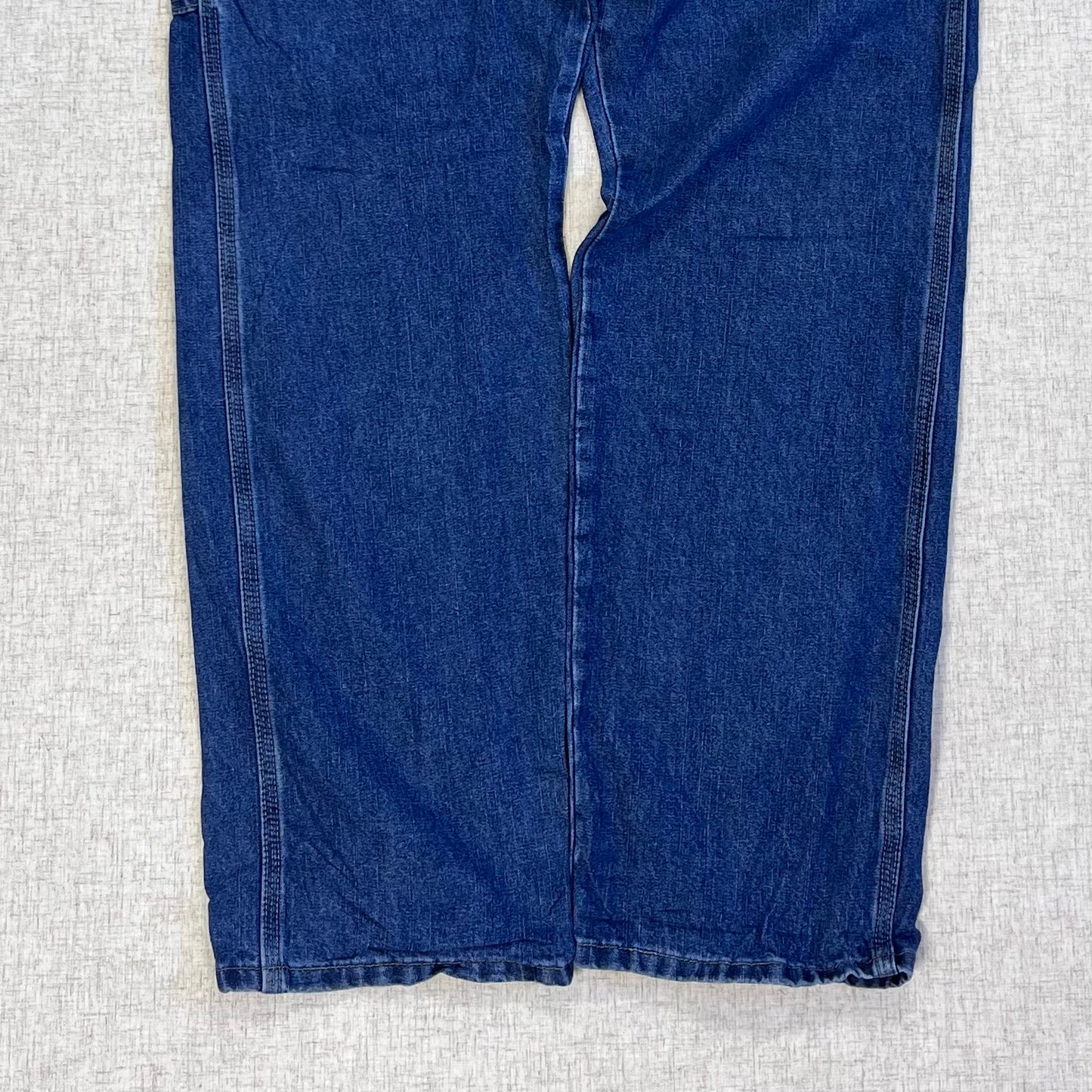 Thrifted – Jean Carpenter Denim Wrangler Talla 36x34 USA (CL 50–52) | Cintura 46 cm | Largo 114 cm | Talón 23 cm