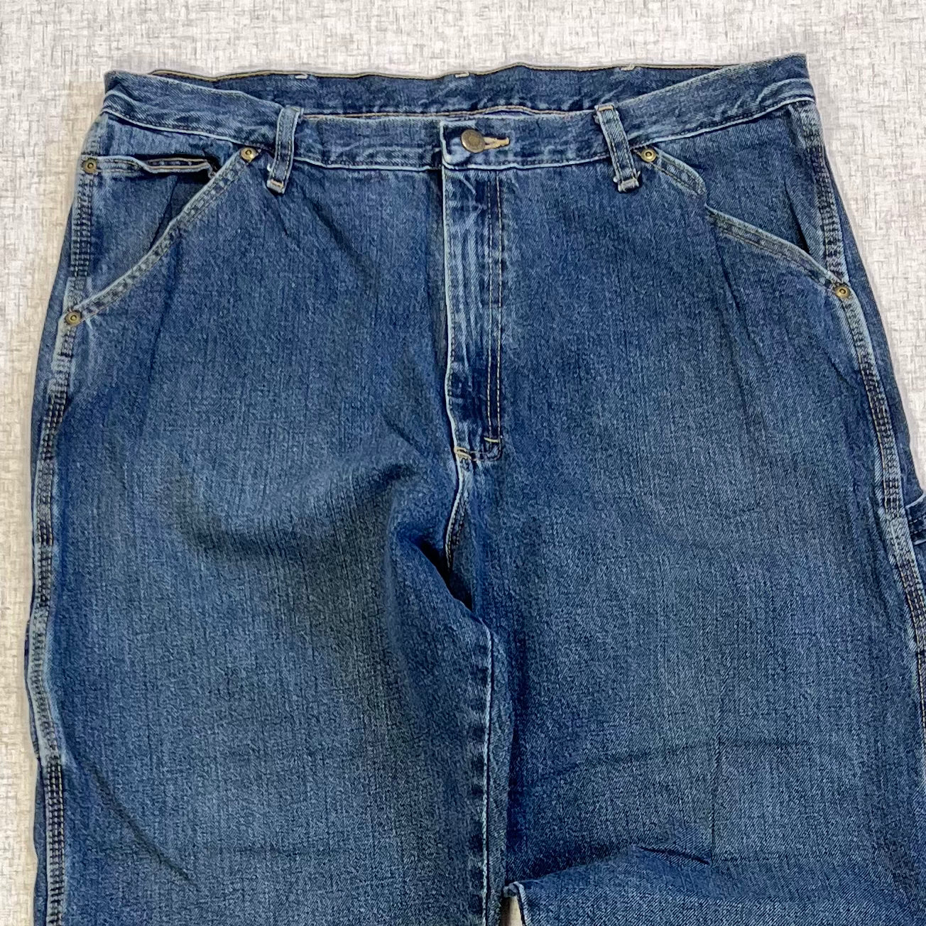 Thrifted – Jean Carpenter Rugged Wrangler Talla 38x30 USA (CL 52–54) | Cintura 48 cm | Largo 105 cm | Talón 21 cm