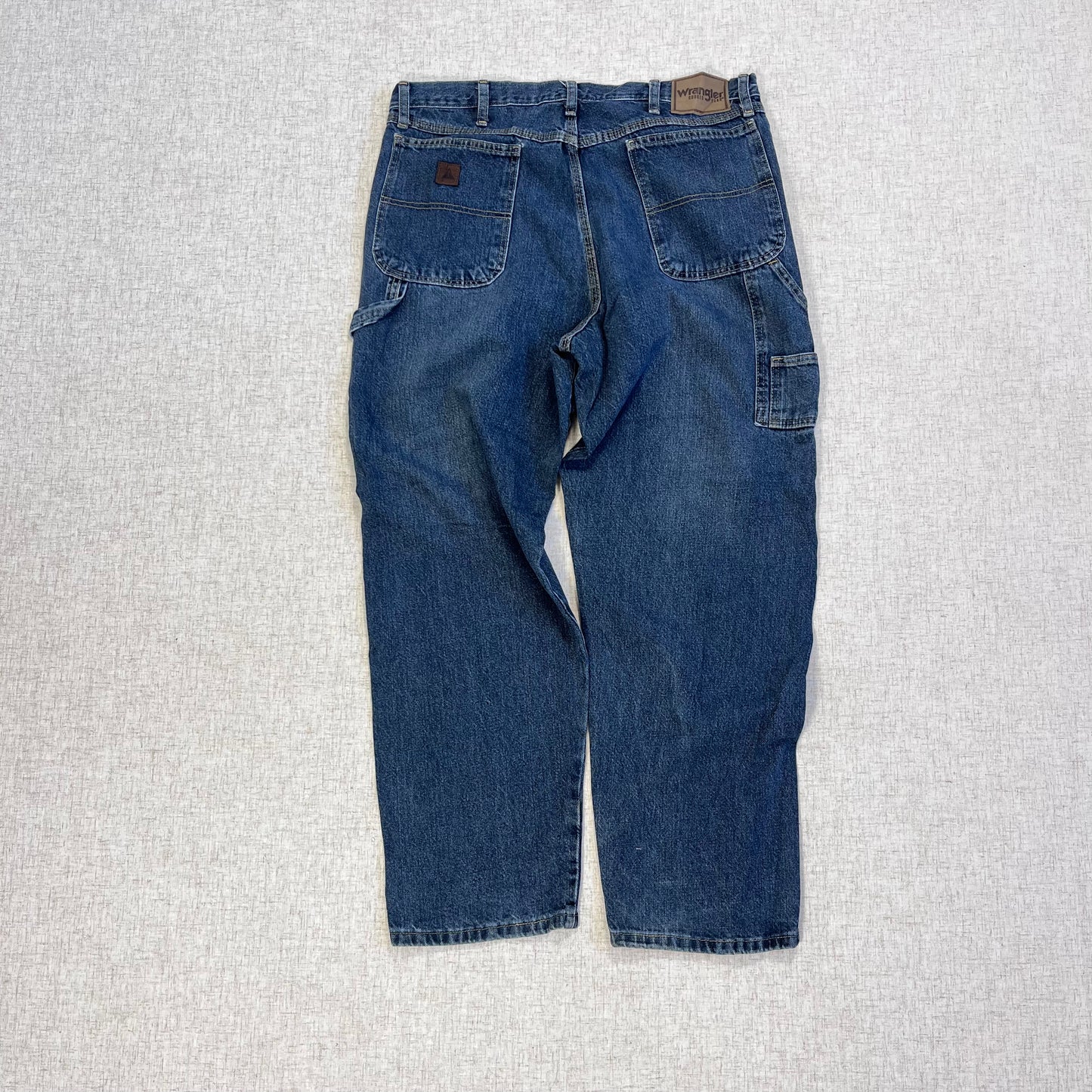 Thrifted – Jean Carpenter Rugged Wrangler Talla 38x30 USA (CL 52–54) | Cintura 48 cm | Largo 105 cm | Talón 21 cm