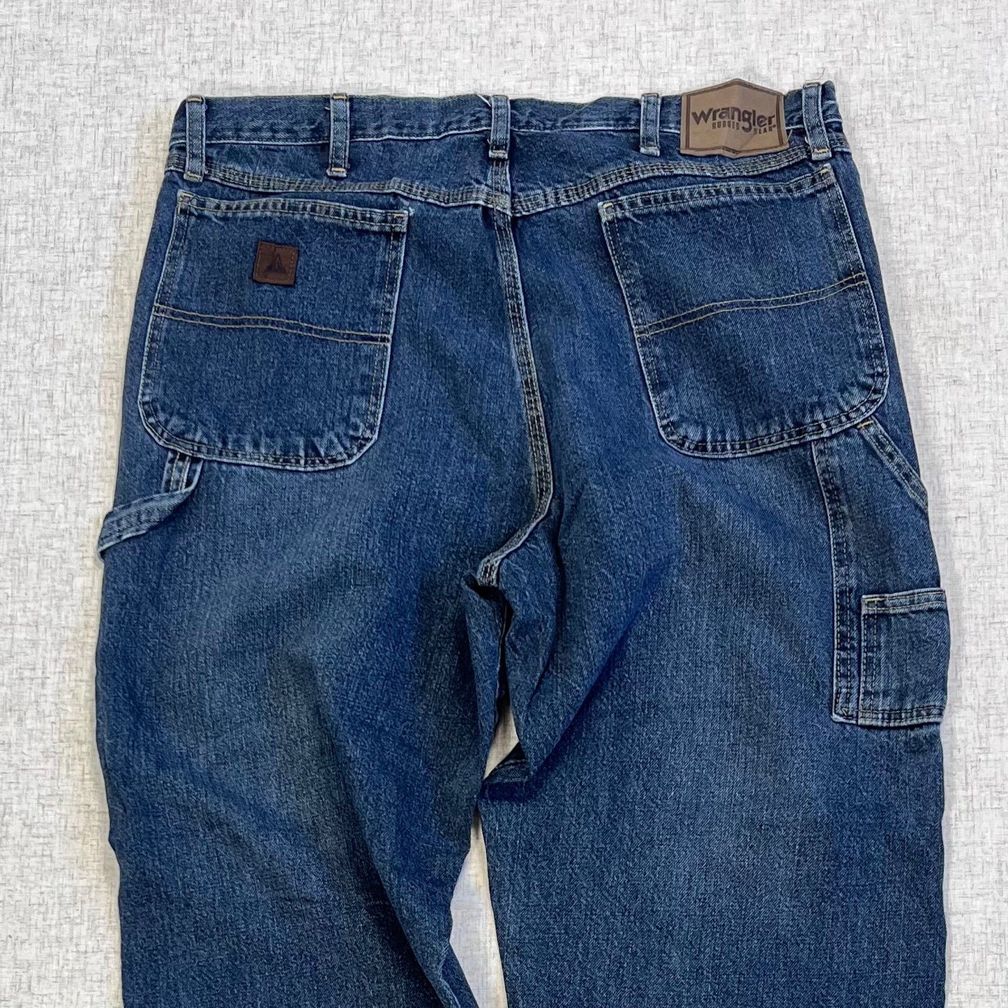 Thrifted – Jean Carpenter Rugged Wrangler Talla 38x30 USA (CL 52–54) | Cintura 48 cm | Largo 105 cm | Talón 21 cm