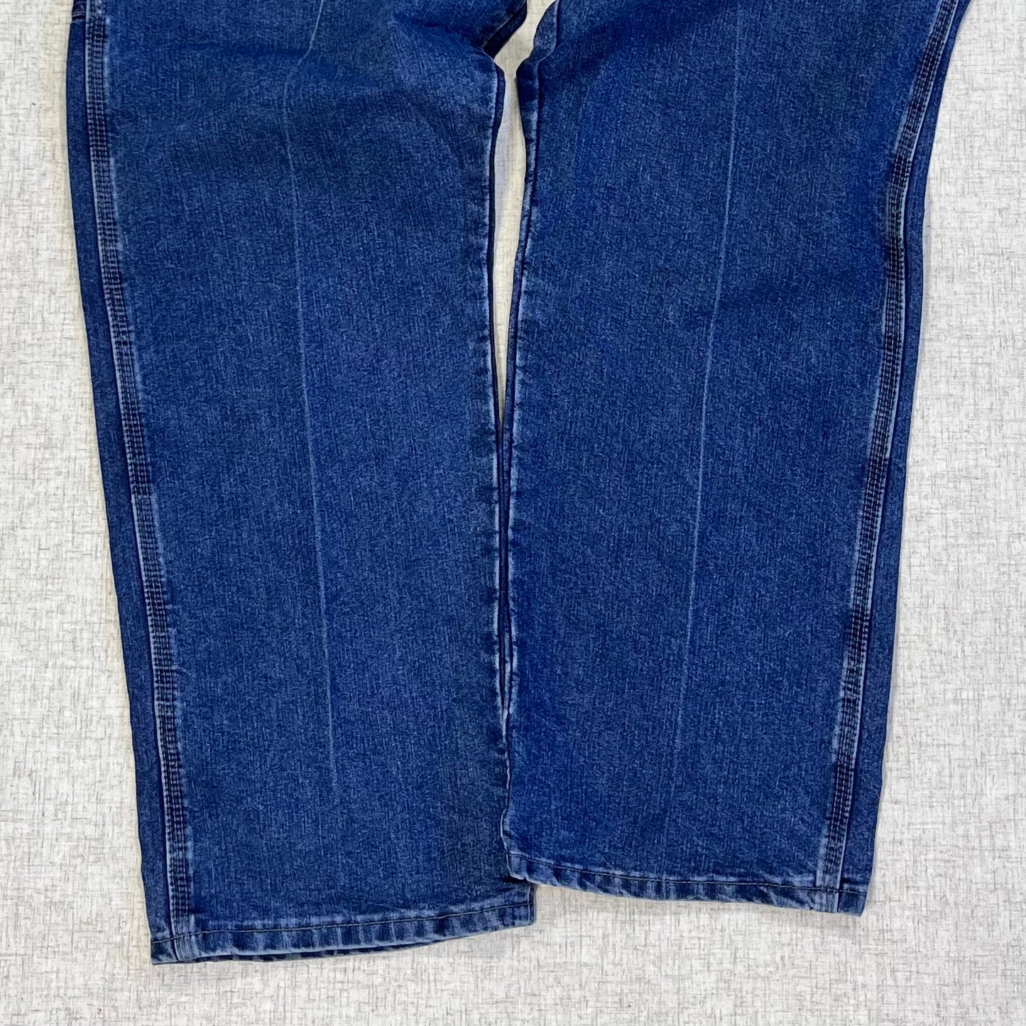 Thrifted – Jean Carpenter Denim Wrangler Talla 38x32 USA (CL 52–54) | Cintura 50 cm | Largo 111 cm | Talón 24 cm