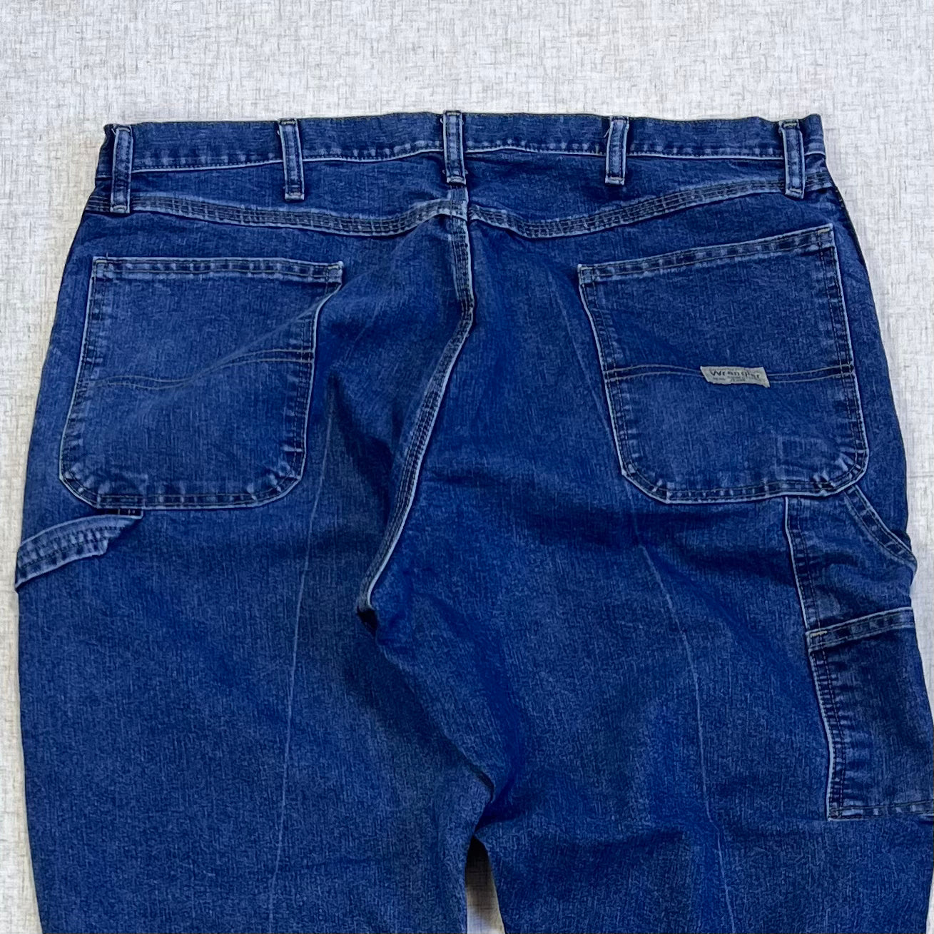 Thrifted – Jean Carpenter Denim Wrangler Talla 38x32 USA (CL 52–54) | Cintura 50 cm | Largo 111 cm | Talón 24 cm