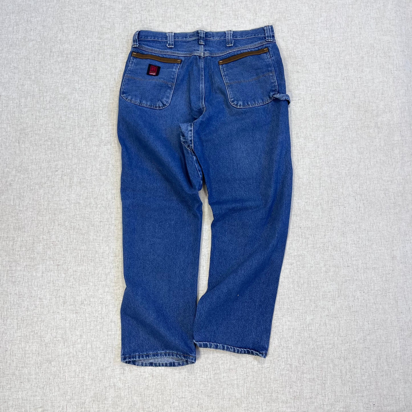 Thrifted – Jean Carpenter Denim Wrangler Riggs Talla 38x32 USA (CL 52–54) | Cintura 48 cm | Largo 109 cm | Talón 23 cm