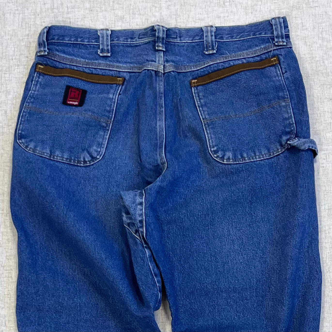 Thrifted – Jean Carpenter Denim Wrangler Riggs Talla 38x32 USA (CL 52–54) | Cintura 48 cm | Largo 109 cm | Talón 23 cm