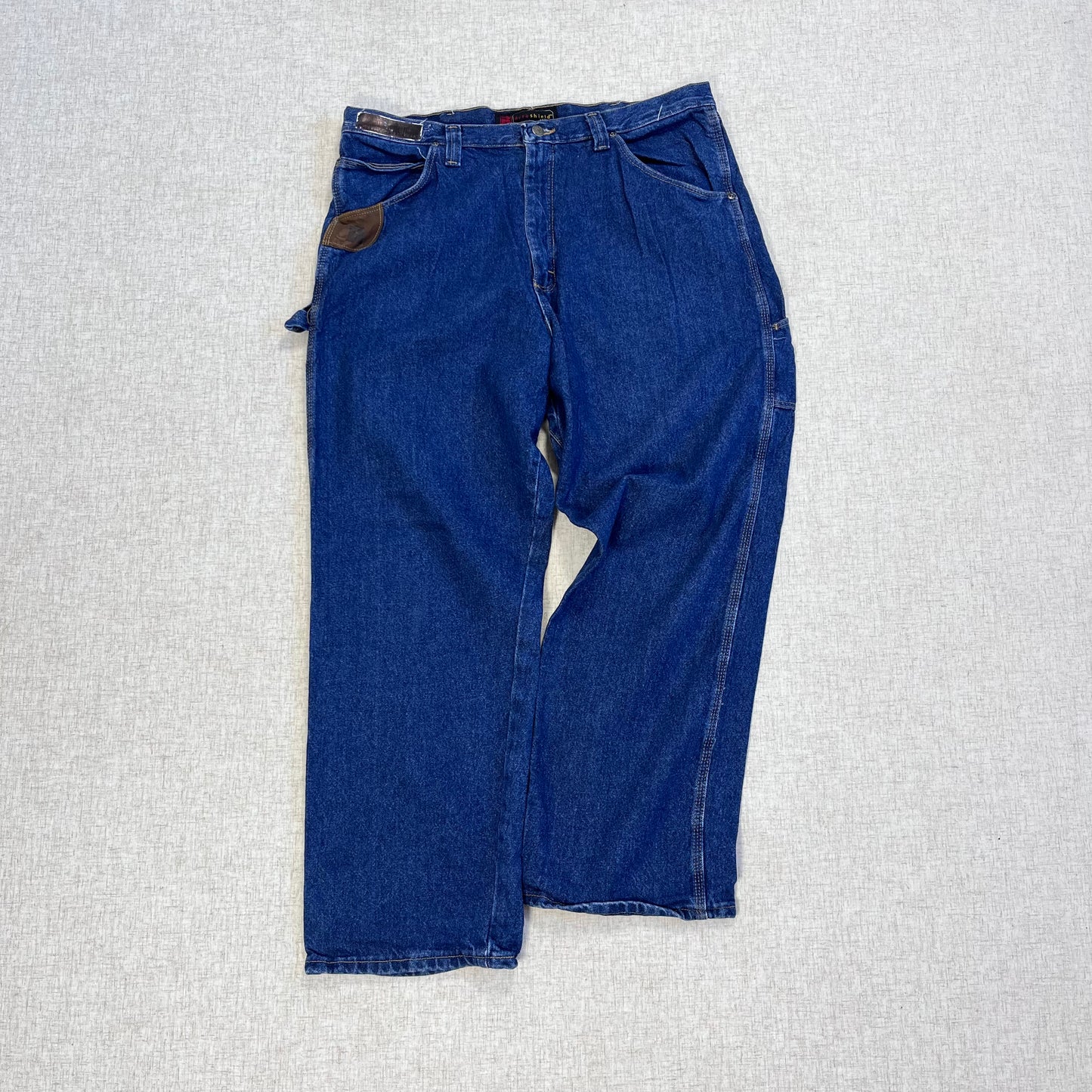 Thrifted – Jean Carpenter Denim Wrangler Riggs Talla 38x34 USA (CL 52–54) | Cintura 48 cm | Largo 105 cm | Talón 25 cm