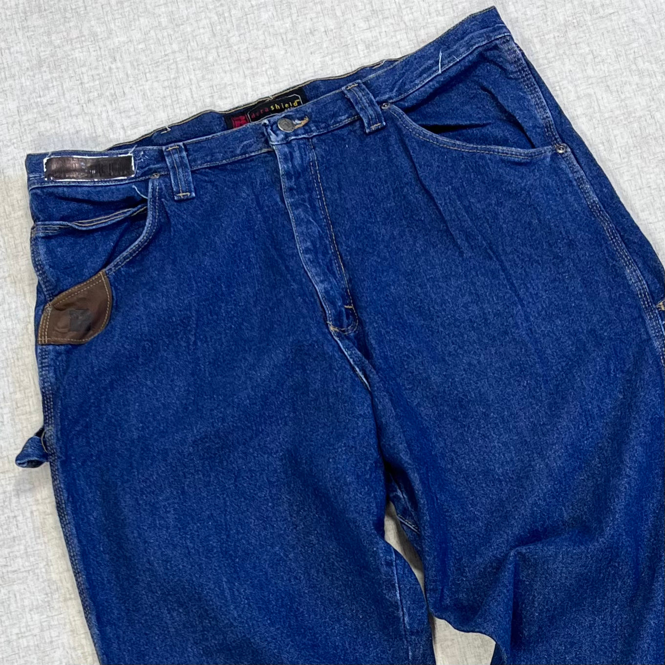 Thrifted – Jean Carpenter Denim Wrangler Riggs Talla 38x34 USA (CL 52–54) | Cintura 48 cm | Largo 105 cm | Talón 25 cm