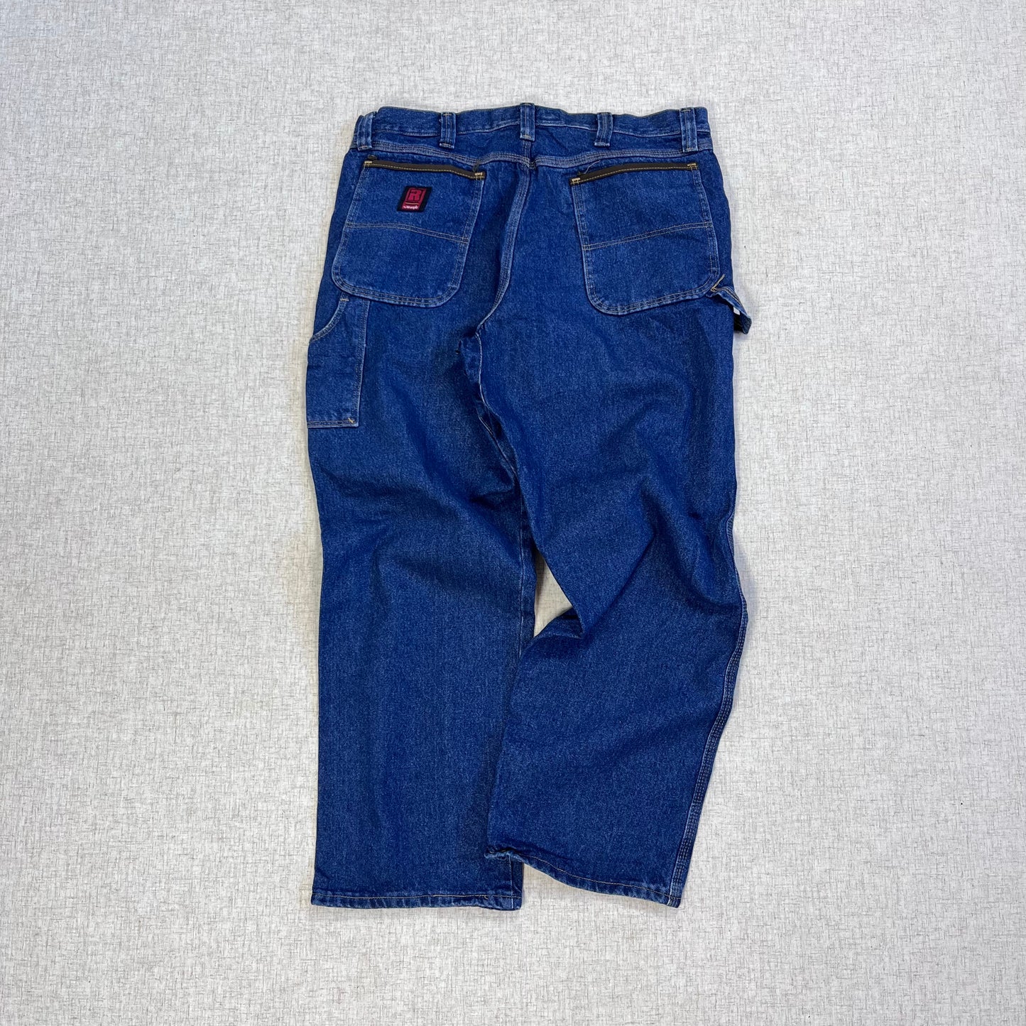 Thrifted – Jean Carpenter Denim Wrangler Riggs Talla 38x34 USA (CL 52–54) | Cintura 48 cm | Largo 105 cm | Talón 25 cm