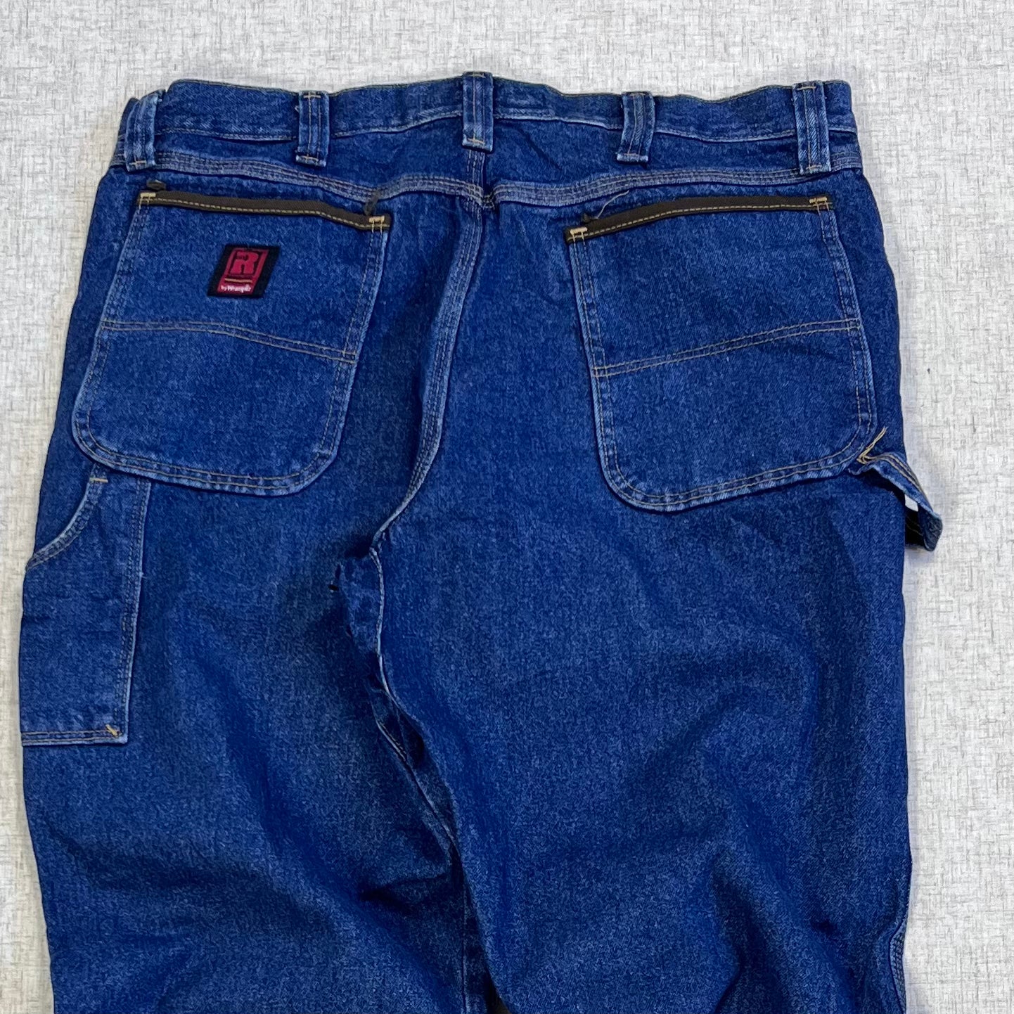 Thrifted – Jean Carpenter Denim Wrangler Riggs Talla 38x34 USA (CL 52–54) | Cintura 48 cm | Largo 105 cm | Talón 25 cm