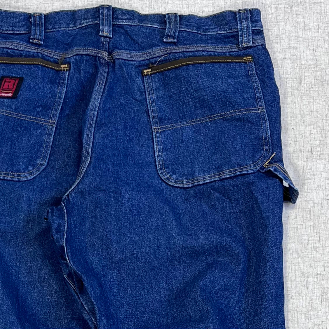 Thrifted – Jean Carpenter Denim Wrangler Riggs Talla 38x34 USA (CL 52–54) | Cintura 48 cm | Largo 105 cm | Talón 25 cm