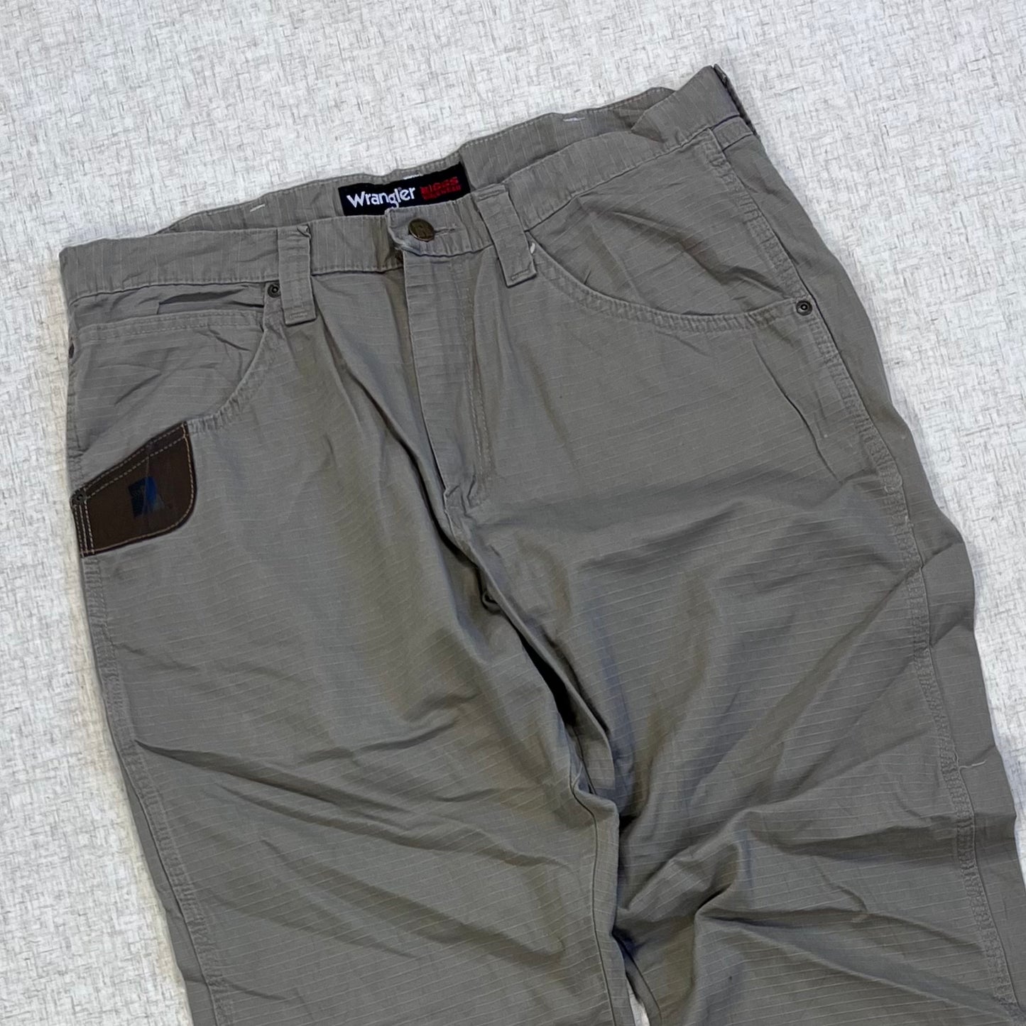 Thrifted – Jean Carpenter Gris Claro Wrangler Riggs Talla 34x32 USA (CL 48) | Cintura 45 cm | Largo 111 cm | Talón 22 cm