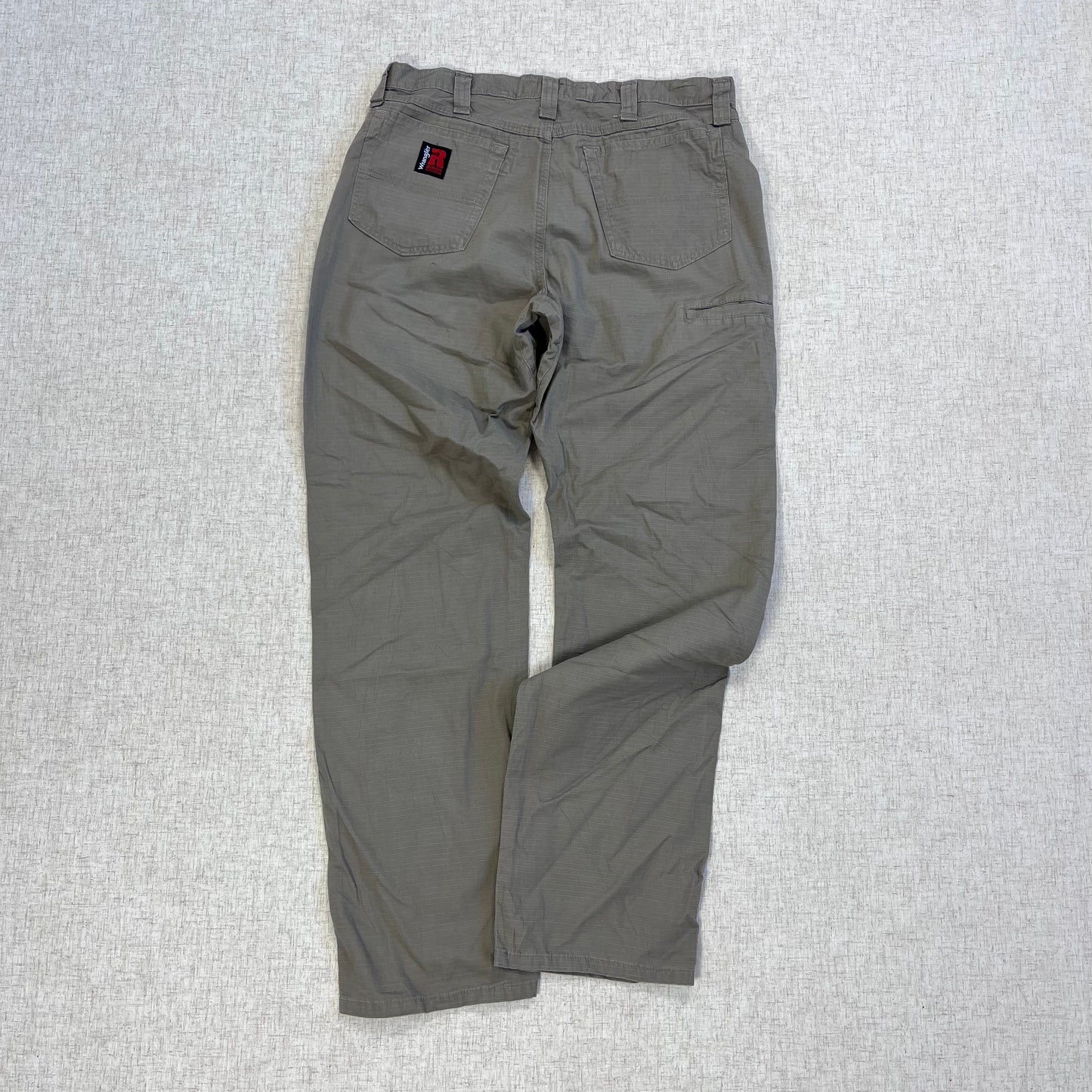 Thrifted – Jean Carpenter Gris Claro Wrangler Riggs Talla 34x32 USA (CL 48) | Cintura 45 cm | Largo 111 cm | Talón 22 cm