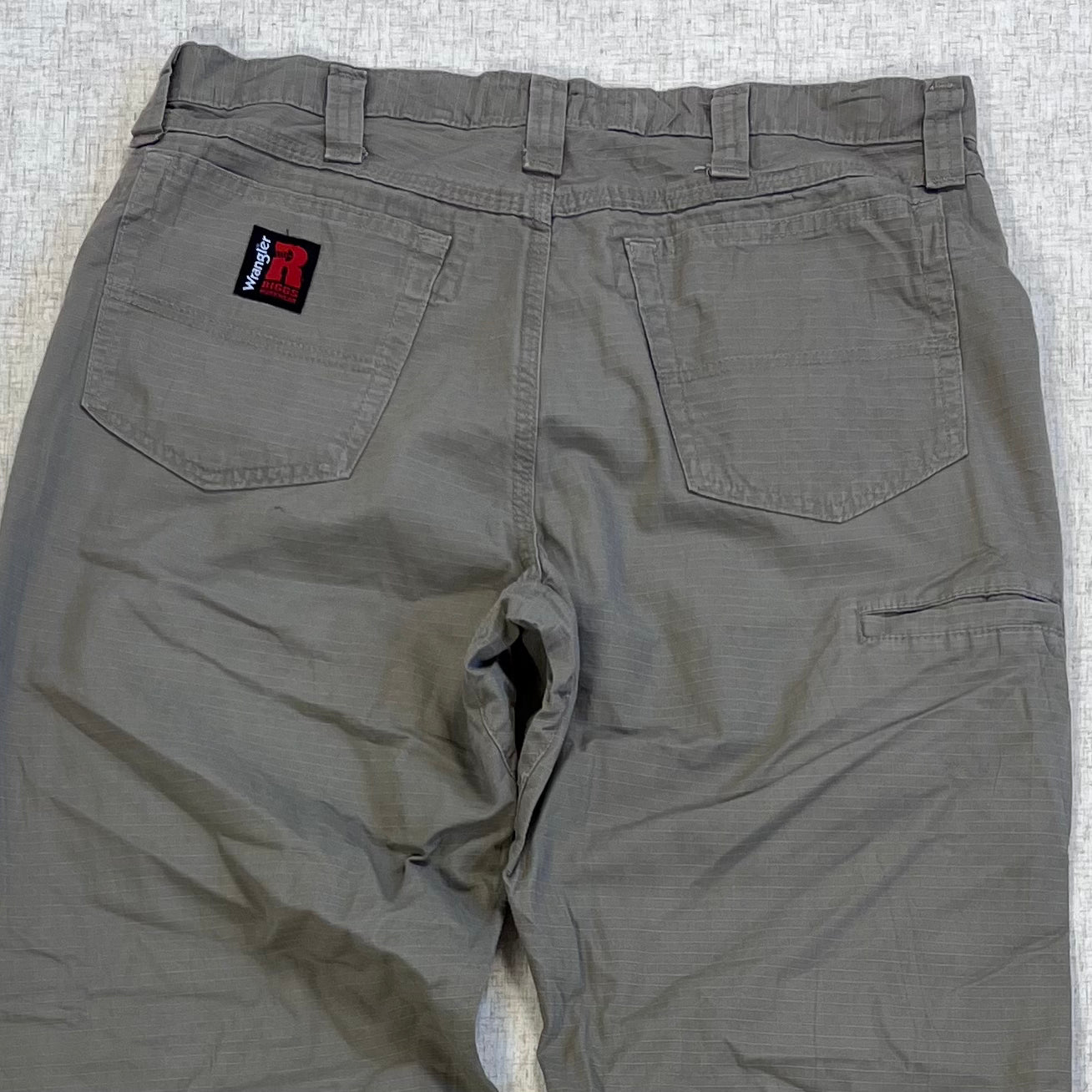 Thrifted – Jean Carpenter Gris Claro Wrangler Riggs Talla 34x32 USA (CL 48) | Cintura 45 cm | Largo 111 cm | Talón 22 cm